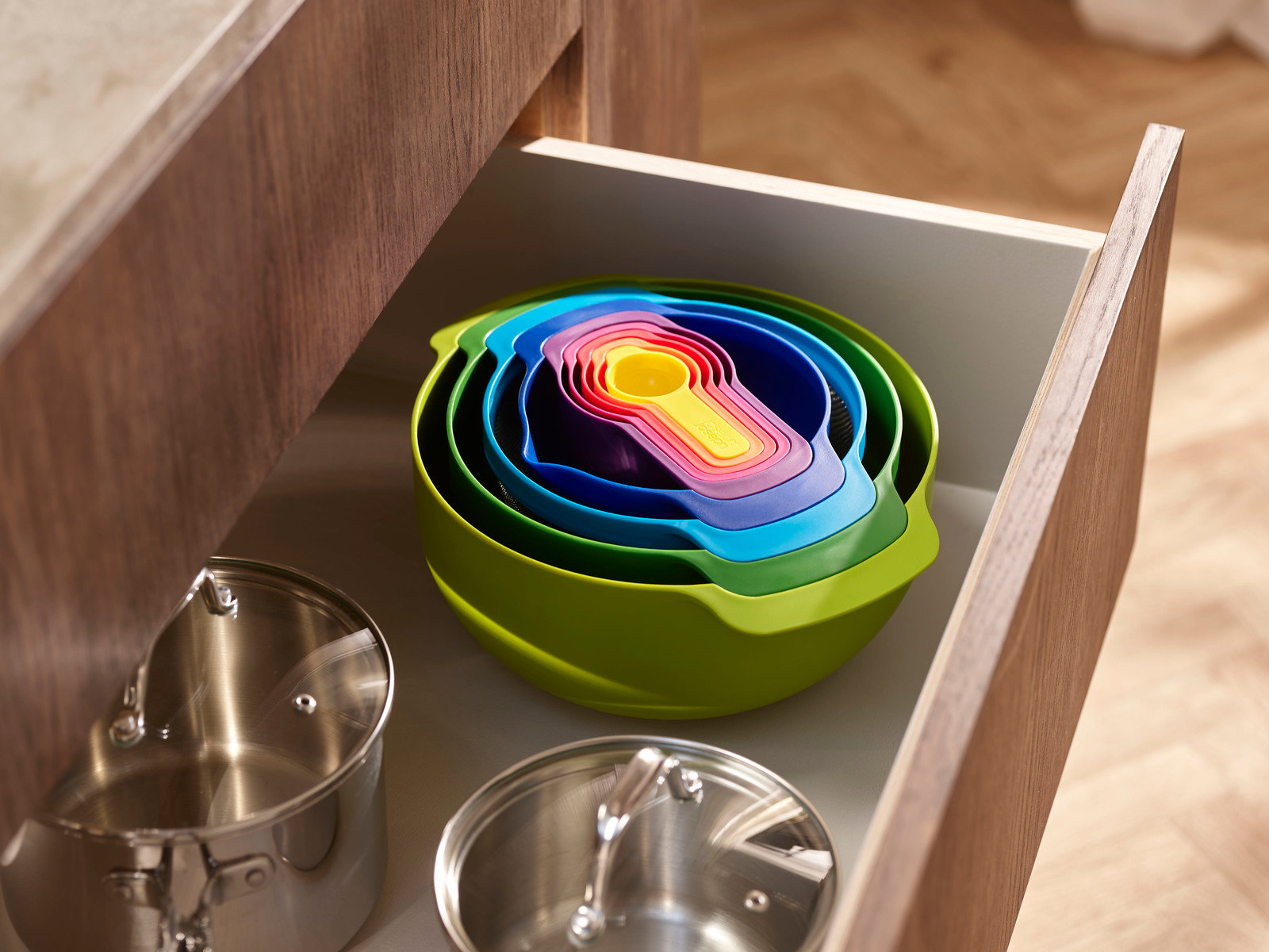 2-joseph_joseph_nest_9_plus_9-in-1-set_schuesseln-sieb_messbecher_mehrfarbig_bunt_stecken_platzsparend_26177-40031_26
